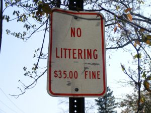 Sign warning people not to litter with threat of a fine.